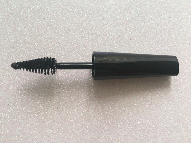 MUF smoky mascara package open